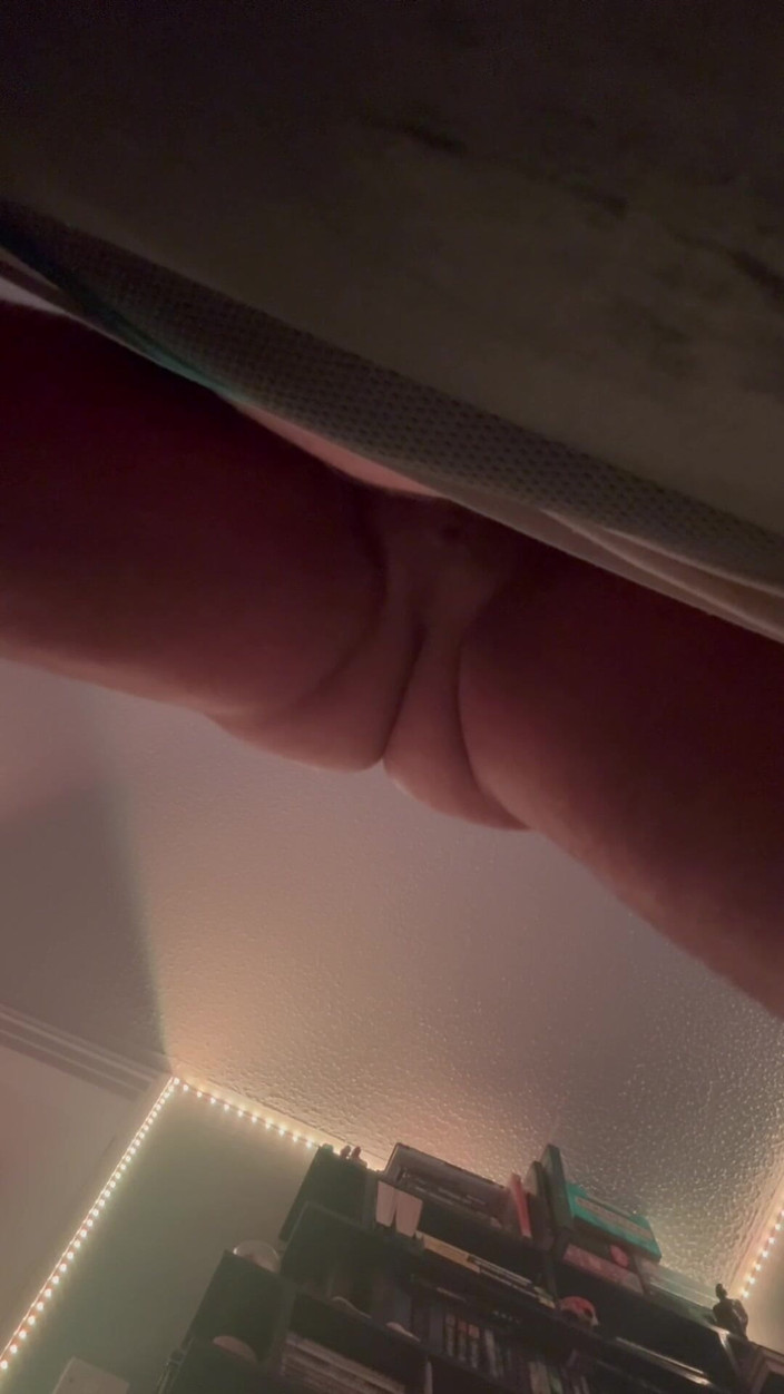 Hot dick in your ass: パパは彼のBFがビデオゲームをしている間、彼の義理の息子を激しくファックしました