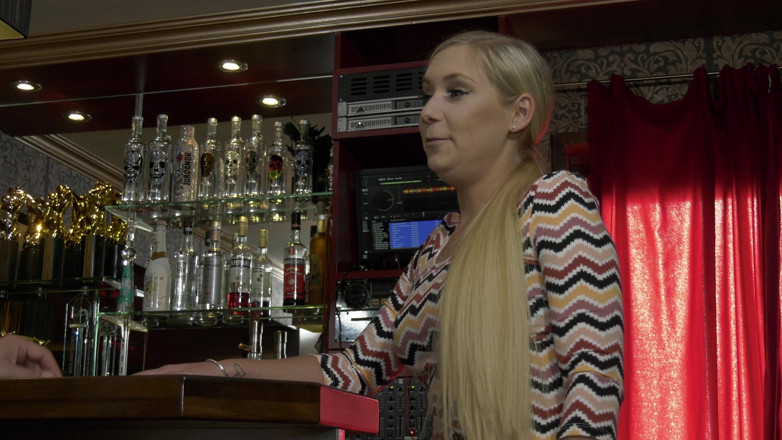 Lena Nitro: Une superbe serveuse blonde se fait baiser par un mec...