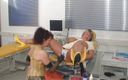 Rubber &amp; Clinic Studio - 1ATOYS: Latexslet met grote borsten geschoren op de gynchair