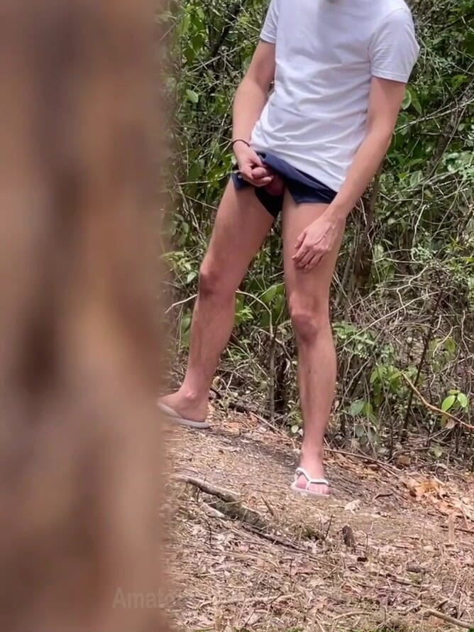 AmateurMates: Cowok amatir kepergok kencing di hutan