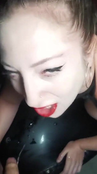 Venom Evil primește o baie de pișat și spermă