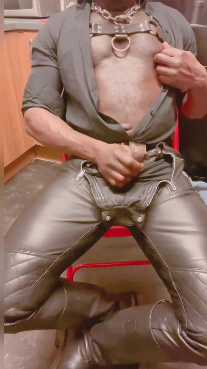 Black mature kinky muscle: Couro musculoso padrasto solo titplay