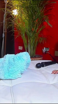 Arrapata scopa anale con un grosso dildo e si masturba con un vibratore
