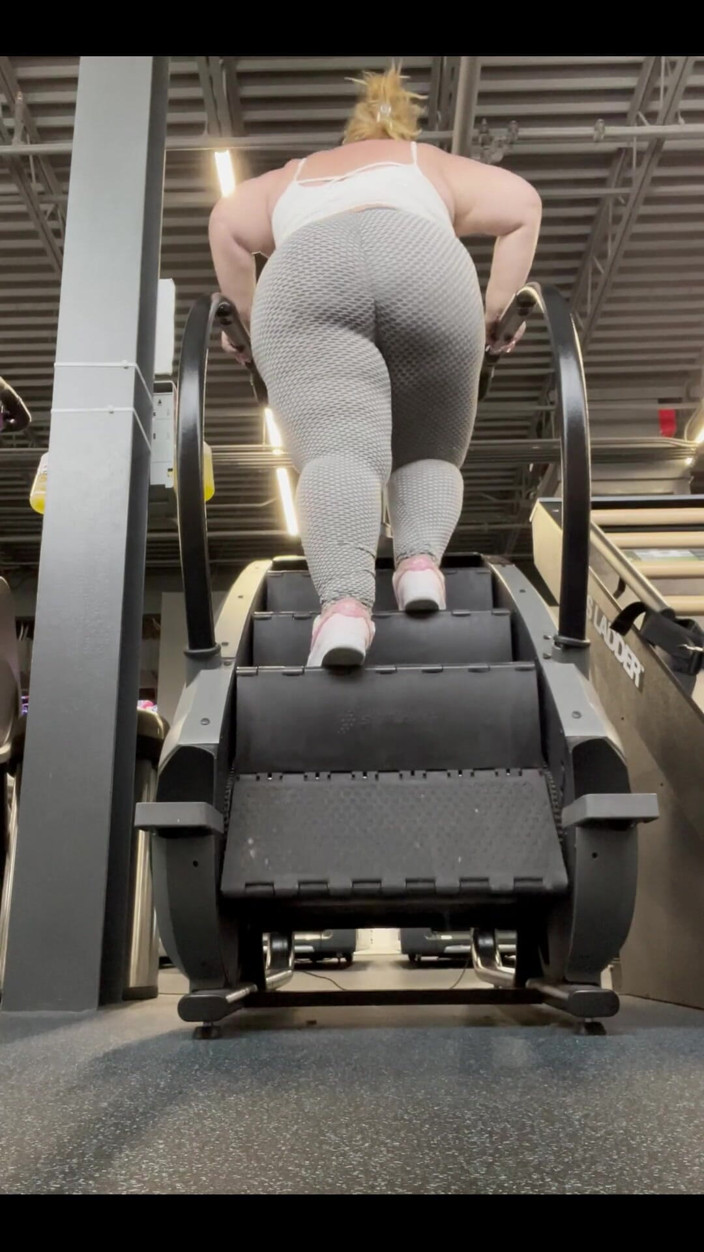 Miss Pink Plush: Aideriez-vous à m’entraîner à la salle de sport ou tout simplement regarder...