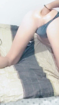 ผู้ชายหน้าตาดีฝึกใช้กํามือทั้งในที่สาธารณะและที่บ้าน;เป็นการฝึกใช้กํามือที่ยอดเยี่ยม