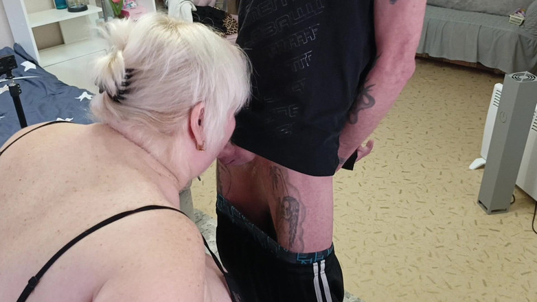 Zona901: Šukám svoji macechu hluboko do její pusy do mrdky