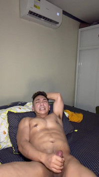 Twink Asiática Se Masturba Con Pinzas En Los Pezones Para Una Carga Enorme