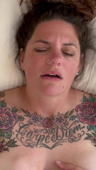 Carrie capri dildo si scopa da sola e viene duro!!