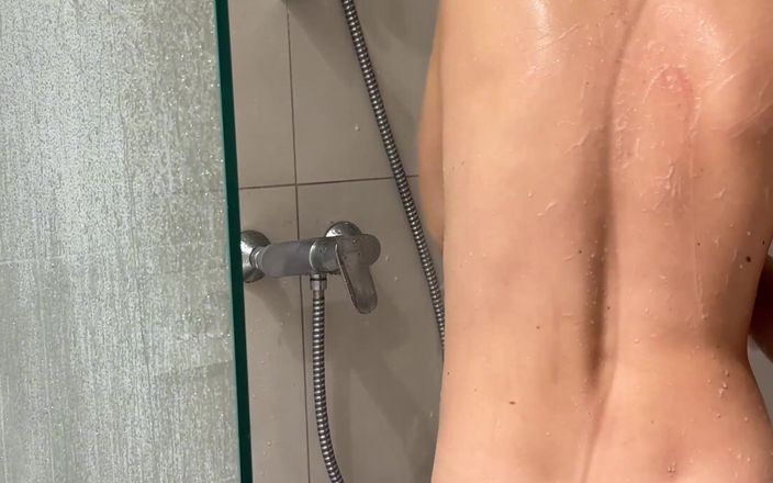 Stella Cardo: 샤워하는 포르노 여배우를 엿보고 싶으신가요?