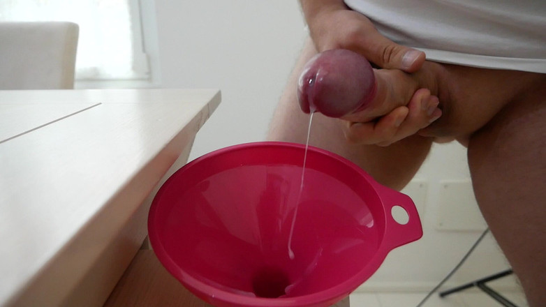 PeopleNeedCum: Ik stop veel sperma in een glas door een trechter!