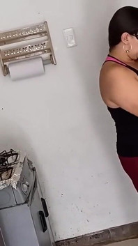 Temizlik yapmak için işe alındım ve sonunda deve toynağı, göğüslerimi ve yarak emişimi gösteriyorum.