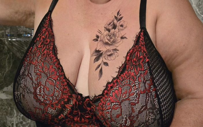 Twinkle Lady VIP: 豪華なバスルーム、太いお尻、大きなおっぱい、ジューシーな猫の60歳のぽっちゃり熟女おばあちゃん。