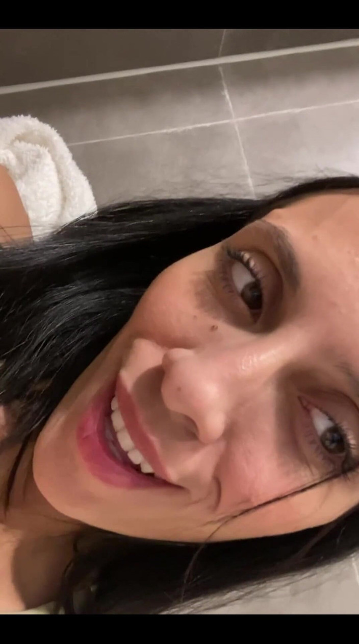 Lynn Scream: Venha se masturbar no banheiro comigo!