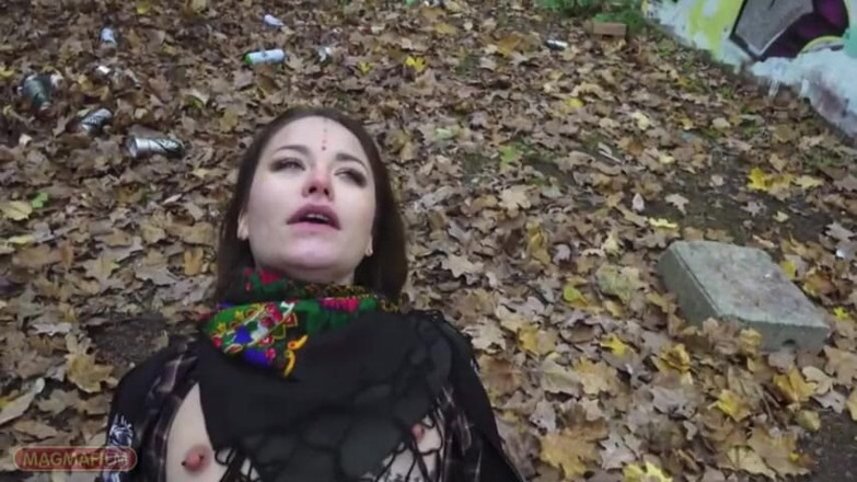 Magmafilm: Vera ragazza berlinese con gli occhiali e il corpo