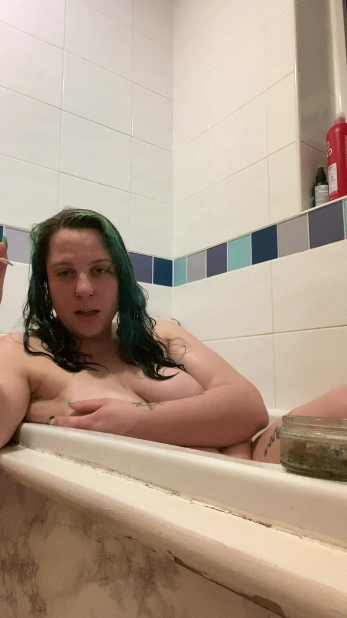 Goddess Kinx: Smokey Bath Time