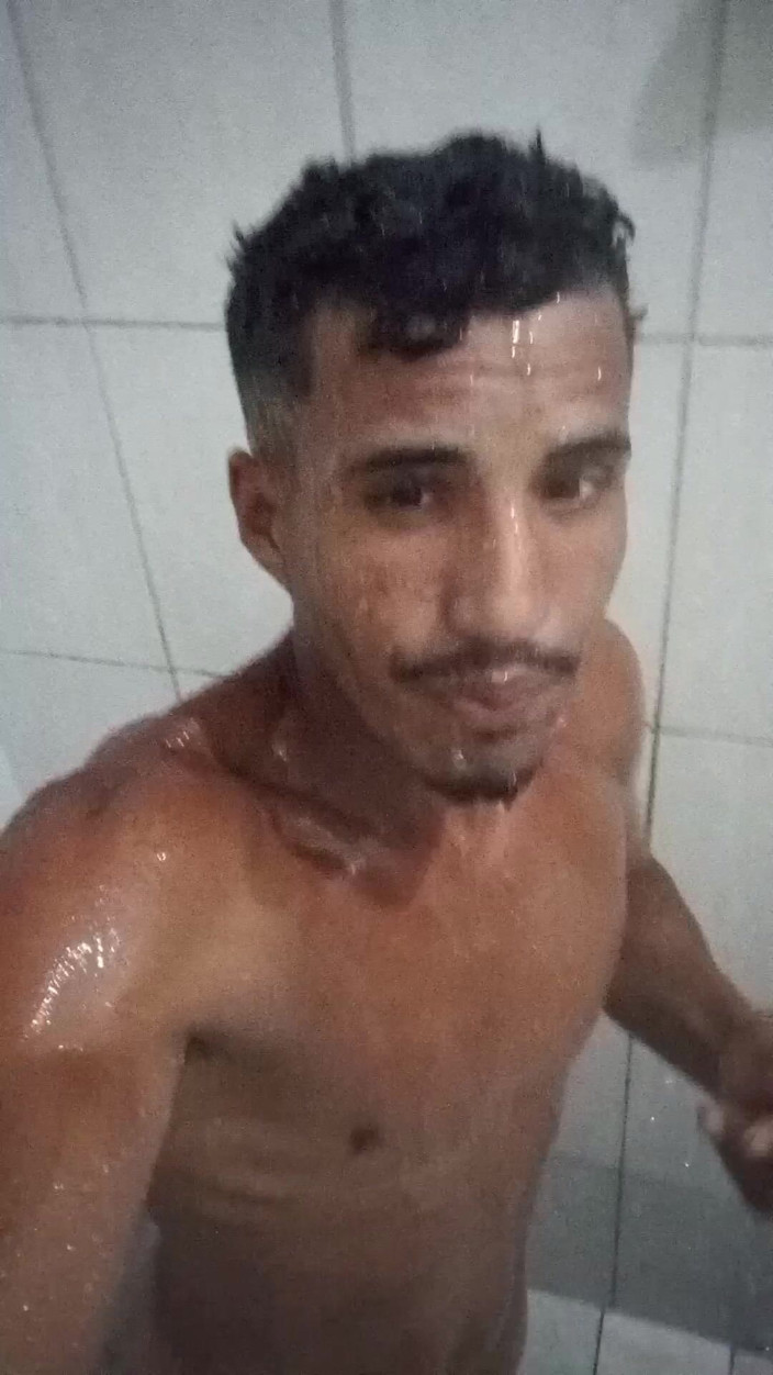 Bruninho Menezes: Brunetă braziliană, 16 cm grosime la duș - penis păros și tare, făcând...
