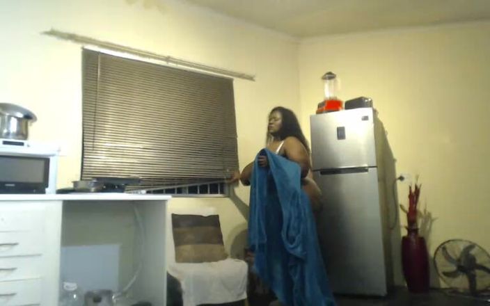 Legendary Booty Overdose: SSBBW geme e se masturba com um vibrador