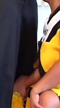 Ebenholz-Cheerleader lutscht und fickt bbc zu explosiver gesichtsbesamung