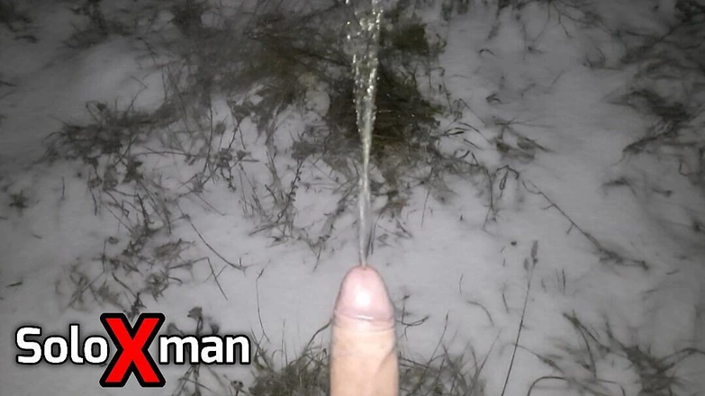 SoloXman: Kontol muda kencing di salju untuk pertama kalinya