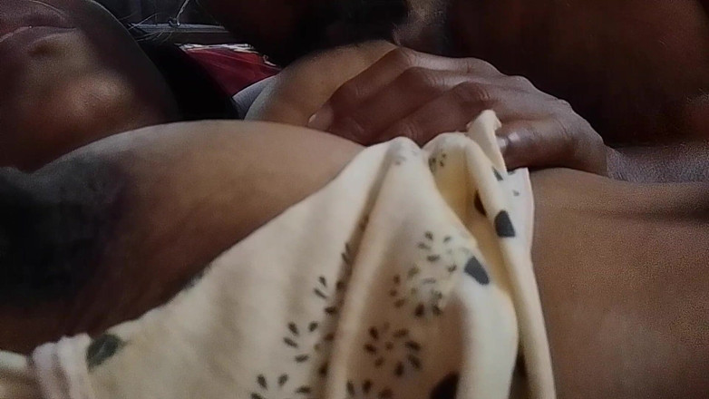 Bijukumar: Tamilská vesnická dívčí prsa saje její manžel