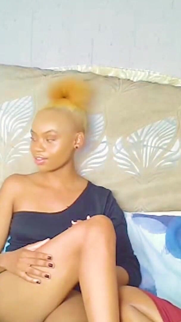 African Lesbians: Ці чорношкірі студентки всі ревниві коханці, тому вони мали лесбійський секс утрьох, щоб звати їх на