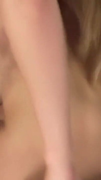 Une MILF blonde à forte poitrine prend une bite dans toutes les positions