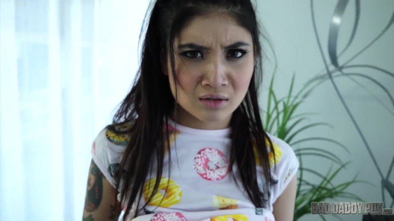 BadStepFamilyPov: Tatuada Brenna Sparks es rociada en su vientre por padrastro