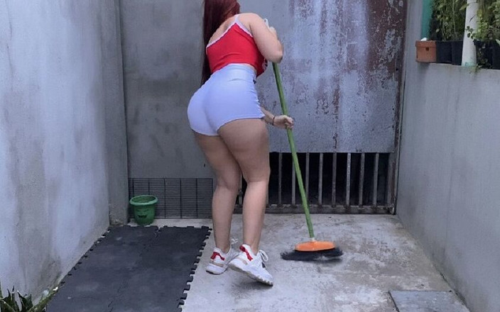 Curious Electra: Bardzo seksowna pokojówka w białych szortach