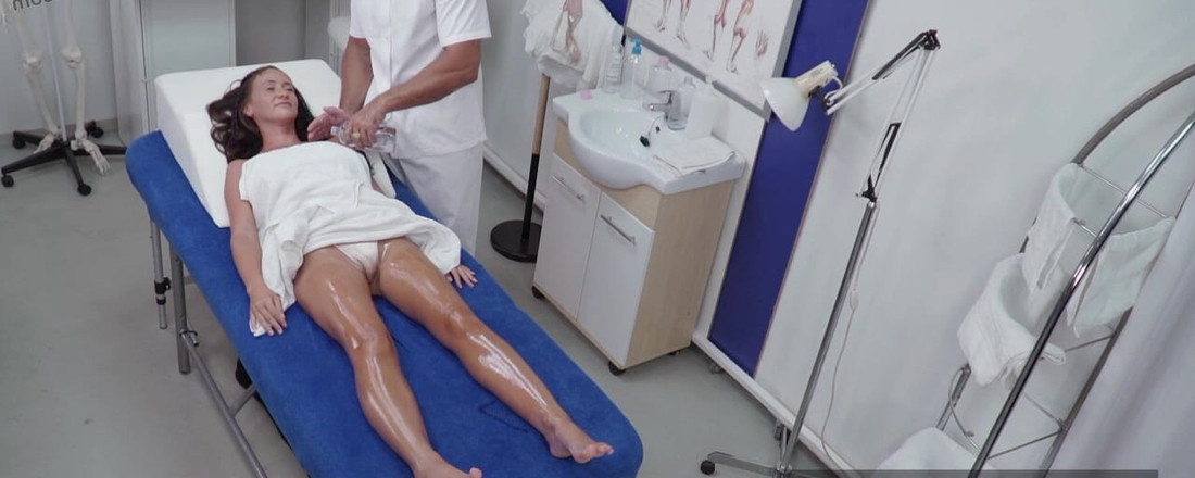 Gina Ferocious: ダーティマッサージ師は、彼女のタイトなマンコの中で巨乳のホットラティーナがイクと非常に情熱的にファックします