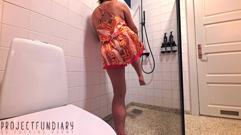 Projectsexdiary: Seksi kız saten gece kıyafetiyle duş alıyor ve komşuyla seks...