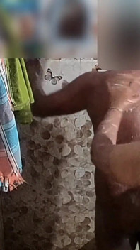 Soț și soție indiană făcând baie împreună goale în baie