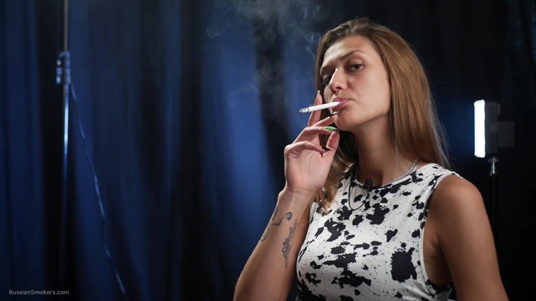 Russian Smokers: Sebevědomá štíhlá brunetka v těsných vzorcích si užívá pomalé a uvolněné...