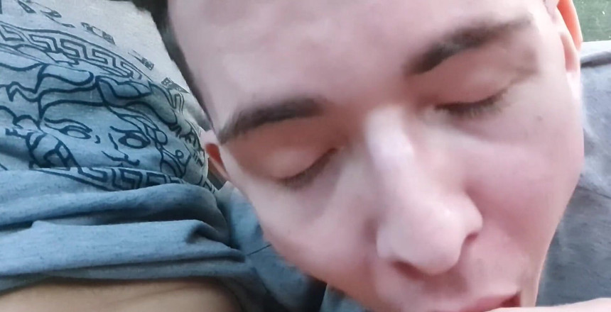 Prettyboi2000x: Nyepong kontol pria ini di dalam mobilnya sampai dia crot -...