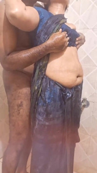 阿姨和丈夫穿着纱丽服洗澡