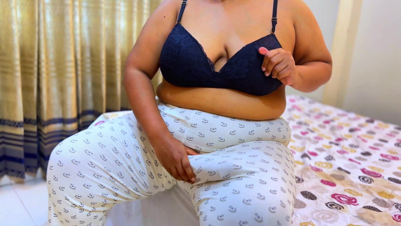 Aria Mia: Sexy nevlastní matka s velkým tlustým čůrákem Masturbat byla chycena nevlastním...