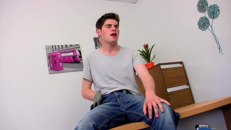 Homo Emo: नर्वस James Wanks लोगों के लिए