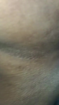 쪼이는 엉덩이 구멍 넓은 보지와 보짓물 가득한 가슴을 보여주는 파키스탄 미시 주부