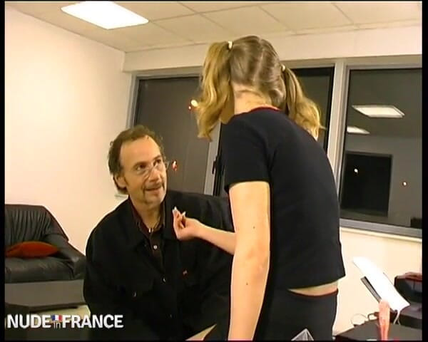 La France a Poil: 一个法国老师操他的一个外国学生。