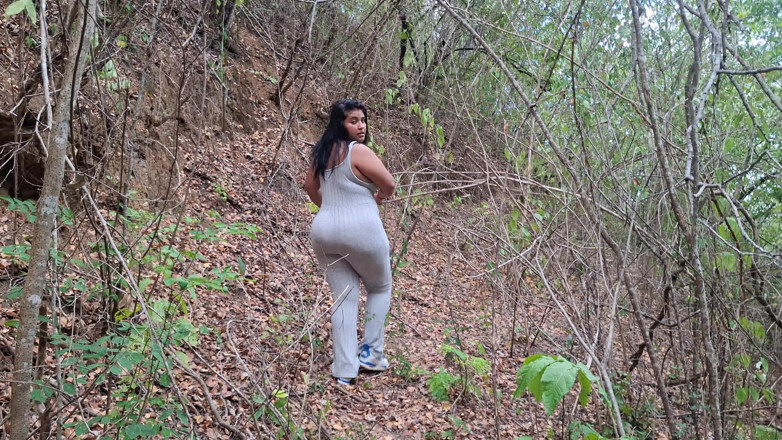 SugarPose: BBW Latina Walks Around Naked Outdoors
