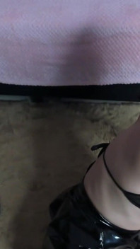 Blowjob seks latina submisif di biliknya untuk orang asing yang menekannya