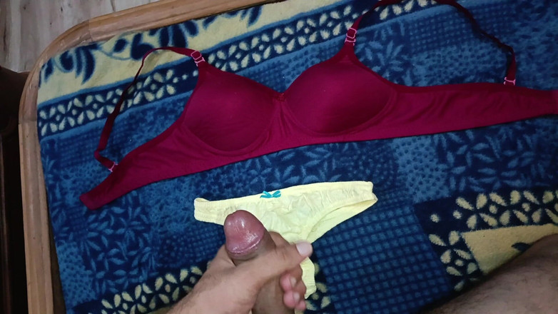 Desi shikha: Un garçon indien sexy masturbe une énorme bite sur de la...