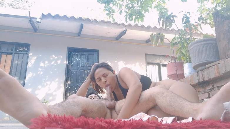 Kamila6922: Trovo la mia sorellastra al centro del cortile pronta per...