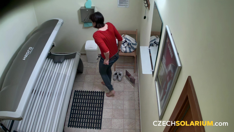 Czech Solarium: Чешский солярий 321: грудастая молодая женщина показывает в солярии