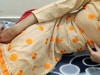 Saara Bhabhi: देसी भारतीय, घर पर कोई नहीं था, देसी सेक्सी लड़की मजा ले रही है, पड़ोसी द्वारा जोरदार चुदाई, असली हिंदी बात