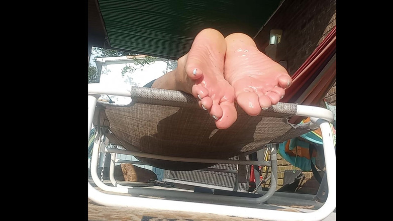 Midsouth Foot Fetish: 我想要撸管的油腻脚底也脱了下来，告诉我这件事