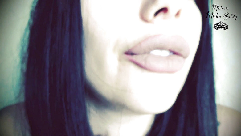 Goddess Misha Goldy: मेरे होंठ - छोटे मनुष्यों के लिए नरक का दरवाजा है!