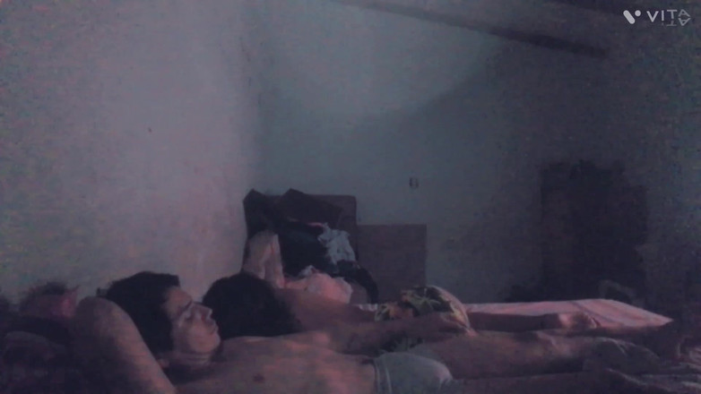 Kamila6922: 我进入我邻居的房间，没有人注意到她