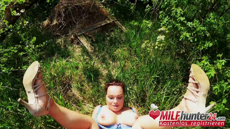 MILF Hunter 24: A caçadora milf encontra uma milf peituda e a fode...