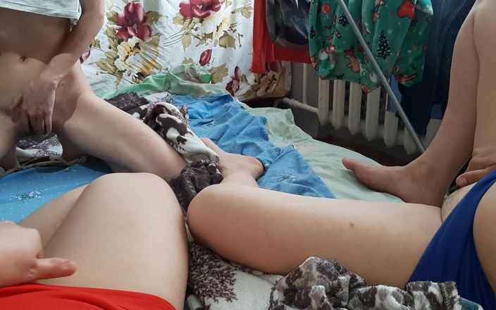 Lesbian-illusion: Trei orgasme într-o singură masturbare