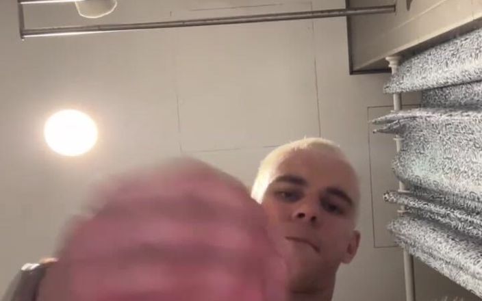 Max_Russell: Šel jsem na záchod v hostelu a rozhodl jsem se...
